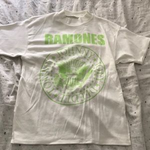 Ramones t shirt (fits big)